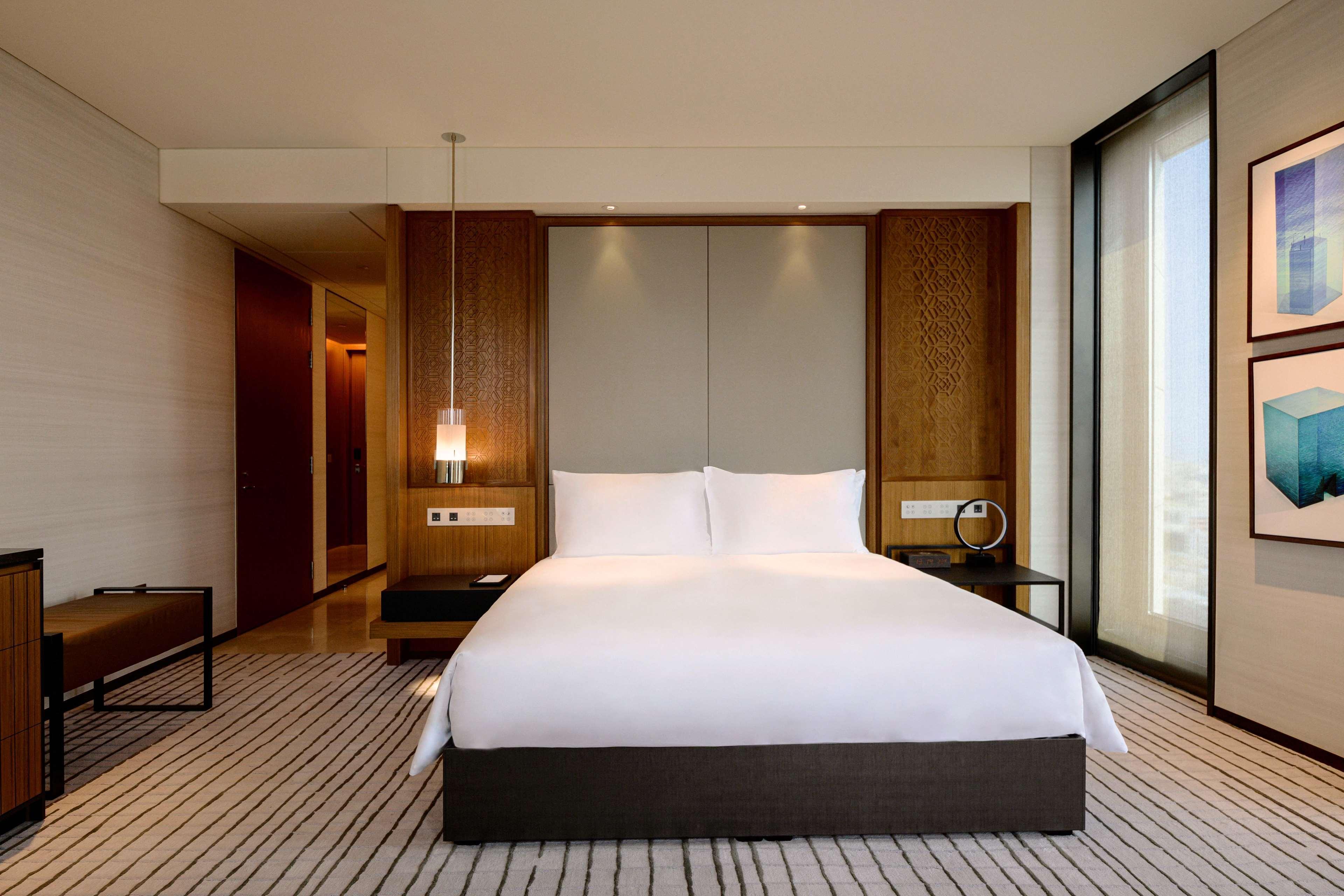 Park Hyatt Doha Hotell Exteriör bild A bedroom at the hotel