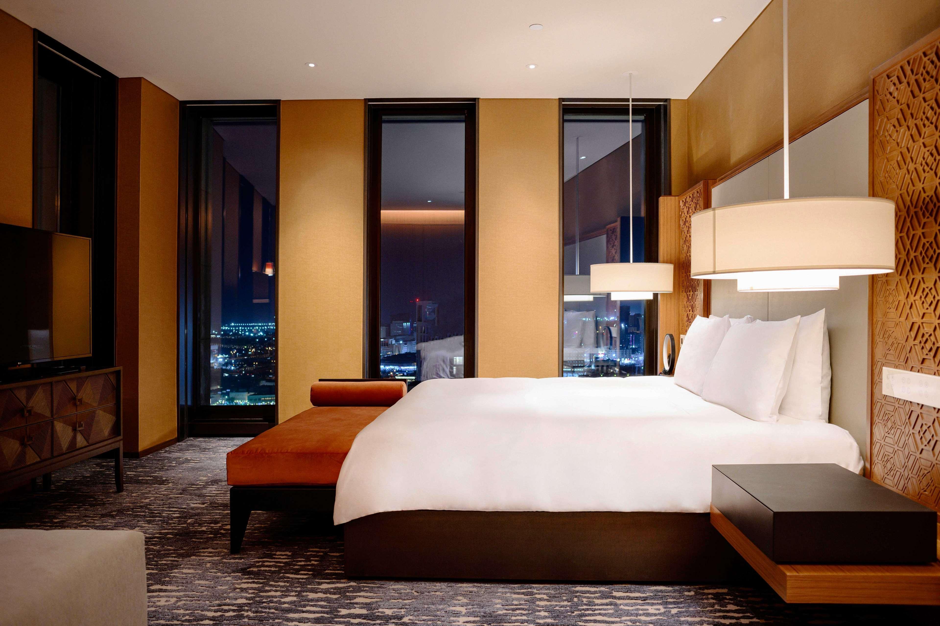 Park Hyatt Doha Hotell Exteriör bild A bedroom at the hotel