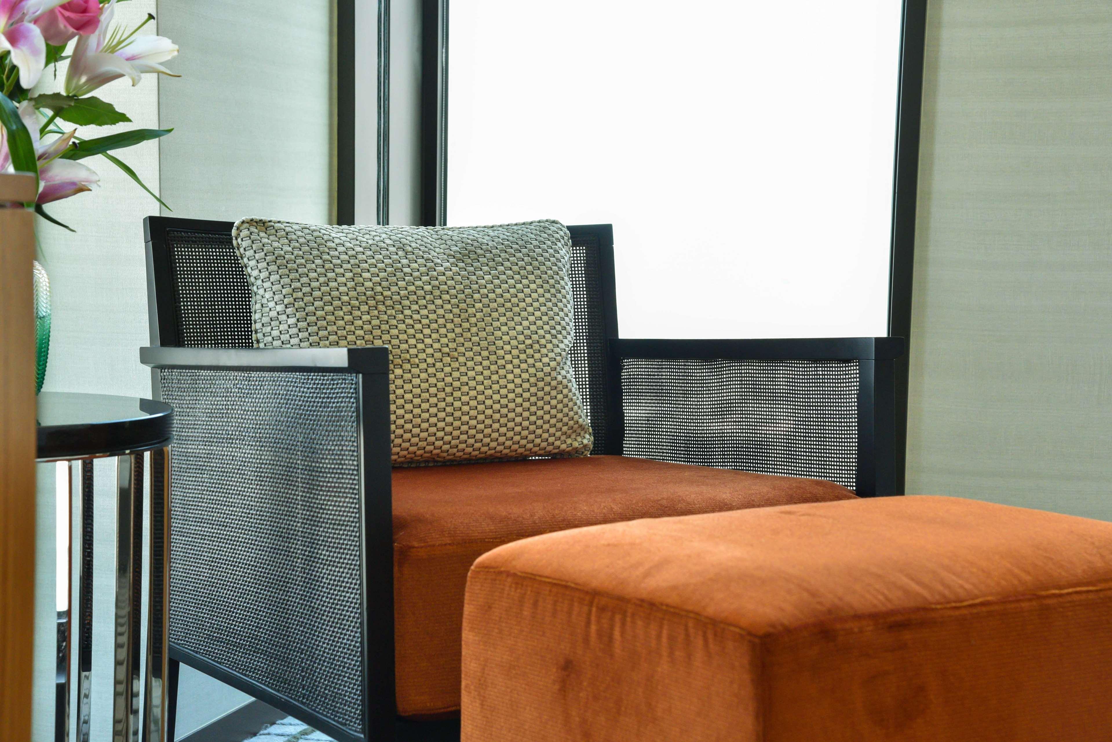 Park Hyatt Doha Hotell Exteriör bild A chair with a cushion