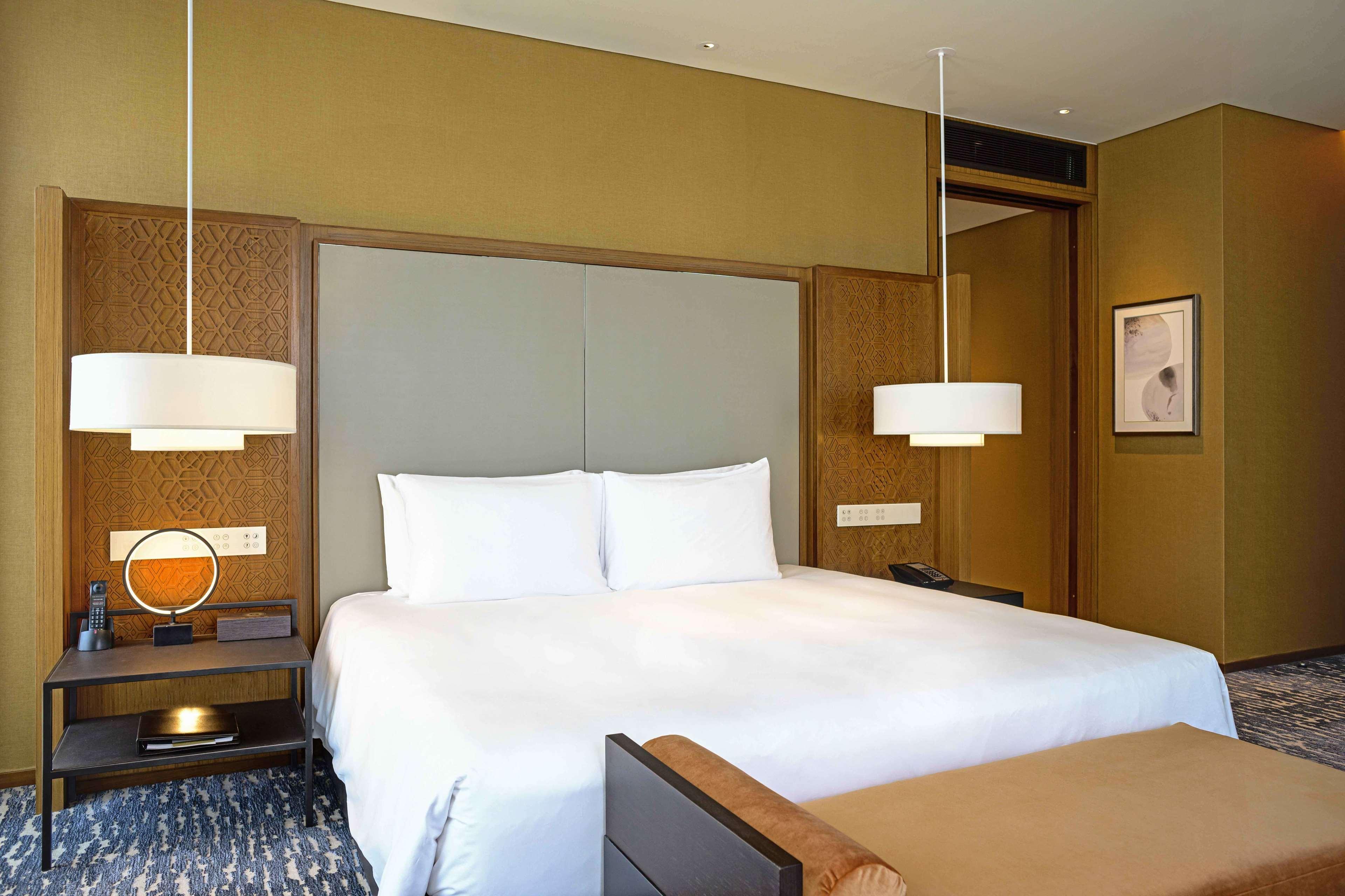 Park Hyatt Doha Hotell Exteriör bild A bedroom at the hotel