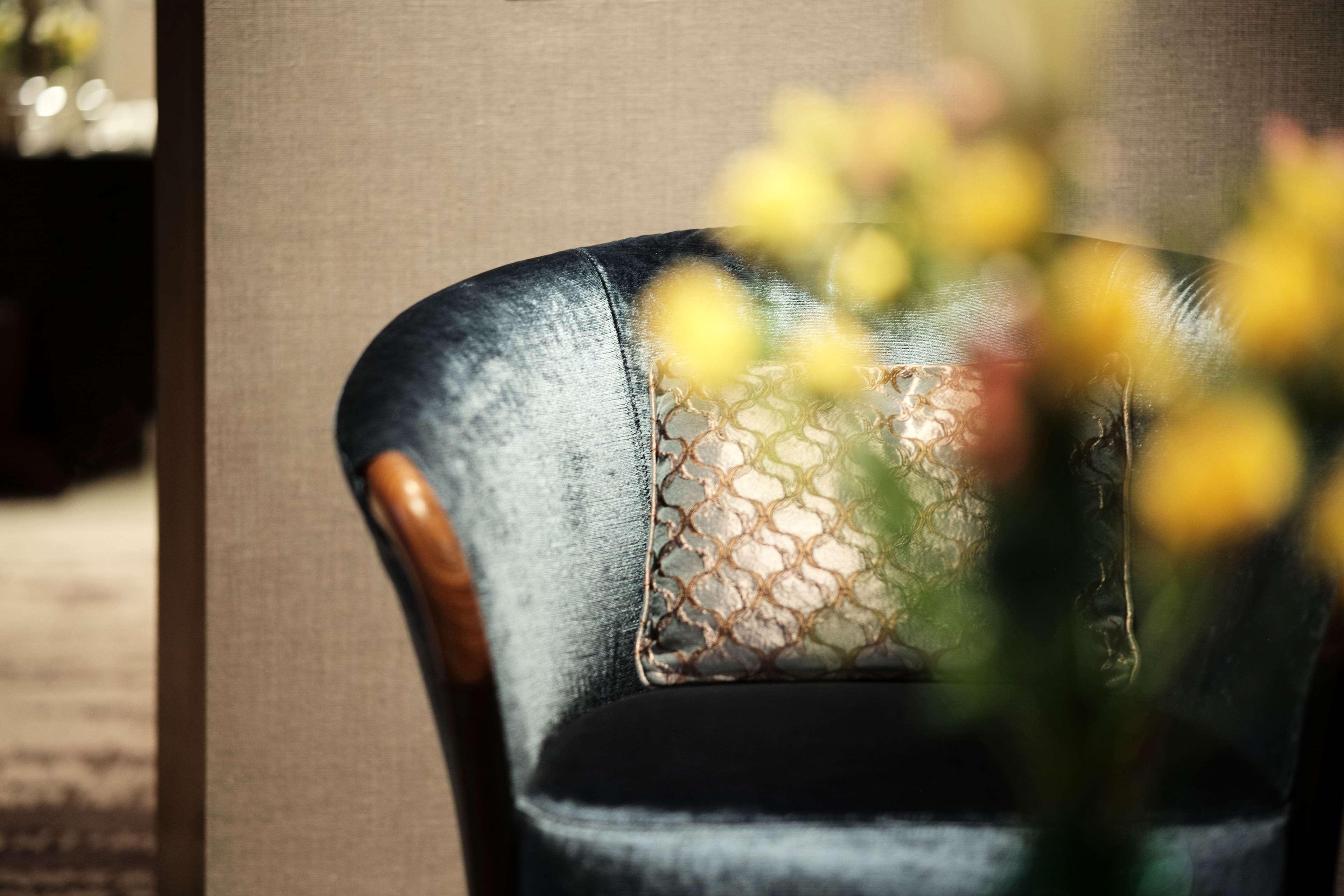Park Hyatt Doha Hotell Exteriör bild Detail of a chair